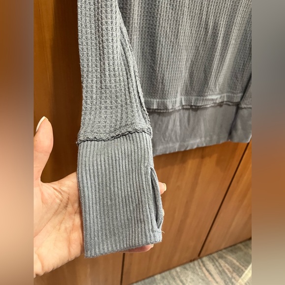 Women’s Free People gray/ light blue wide neck loose tunic top size extra small! - Picture 6 of 7